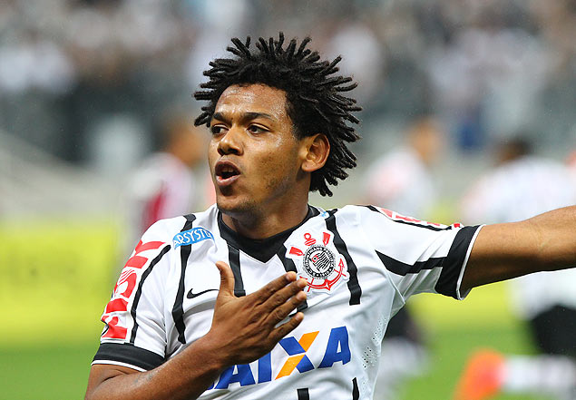 Romarinho comemora gol marcado na vitria do Corinthians sobre o Bragantino