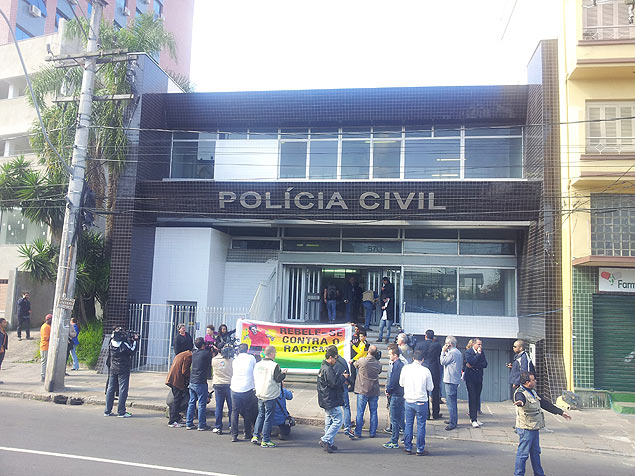 Unegro (Unio dos Negros pela Igualdade) fez protesto em frente  delegacia antes do depoimento de Patrcia Moreira