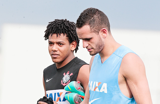 Romarinho (esq.) e Renato Augusto durante um treino do Corinthians