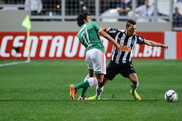 Diogo, do Palmeiras, disputa bola com Alex Silva, do Atltico-MG