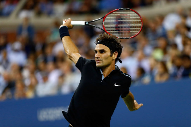 Roger Federer rebate bola durante partida