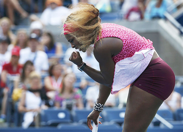 A americana Serena Williams comemora ponto na vitria contra a russa Ekaterina Makarova 
