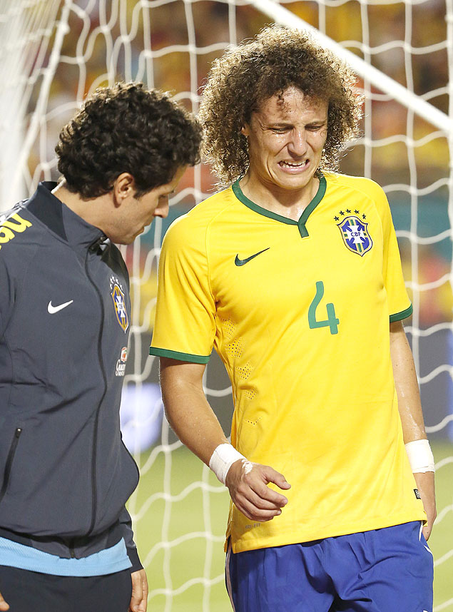 O zagueiro David Luiz deixa o campo aps sentir uma leso no jogo contra a Colmbia