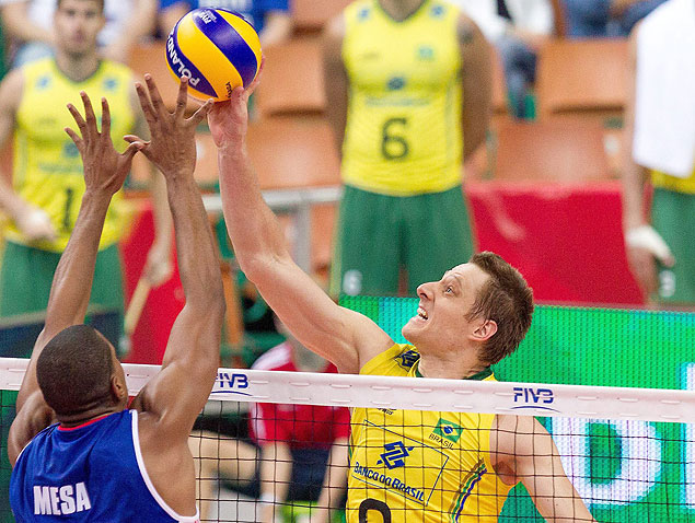Murilo tenta um ponto para a seleo brasileira contra Cuba, no Mundial da Polnia