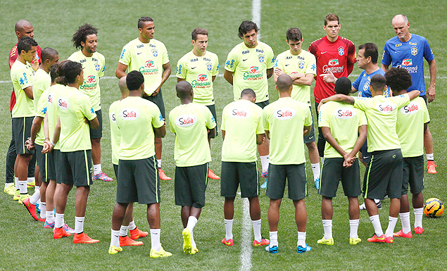 Dunga conversa com os jogadores durante treino da seleo brasileira em Nova Jersey