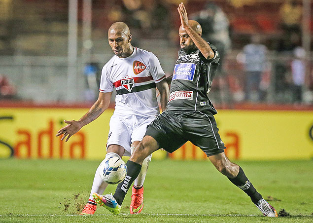 Paulo Miranda (esq.) durante jogo contra o Bragantino