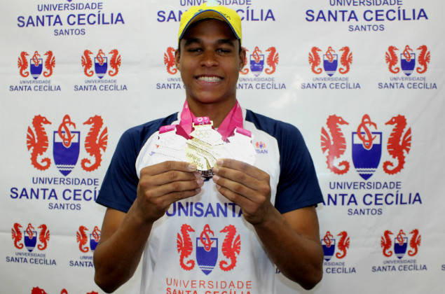 Matheus Santana exibe medalha conquistada na prova dos 100 m livre nos Jogos Olmpicos da Juventude, na China