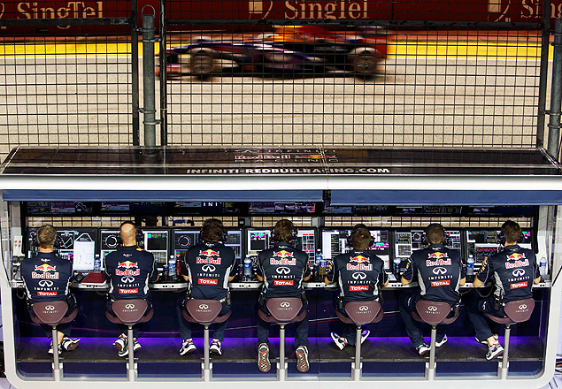 Engenheiros da Red Bull acompanham corrida em Cingapura