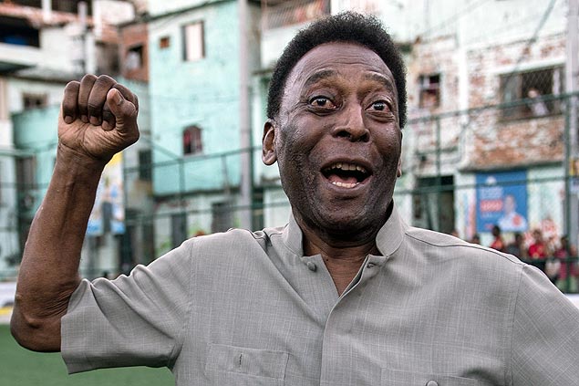 Pele raises his fist during the inauguration ceremony of the new technology football pitch installed at Mineira favela in Rio de Janeiro