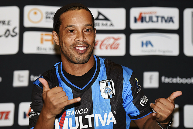 Ronaldinho  apresentado pelo Quertaro