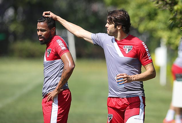 Kak (dir.) brinca com o lateral Alvaro Pereira em treino do So Paulo