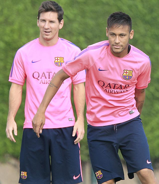 Messi e Neymar durante treino do Barcelona na sexta-feira (12)