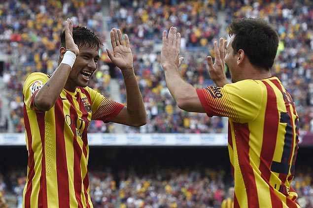 Brasileiro Neymar (esq.) e argentino Messi comemoram gol pelo Barcelona