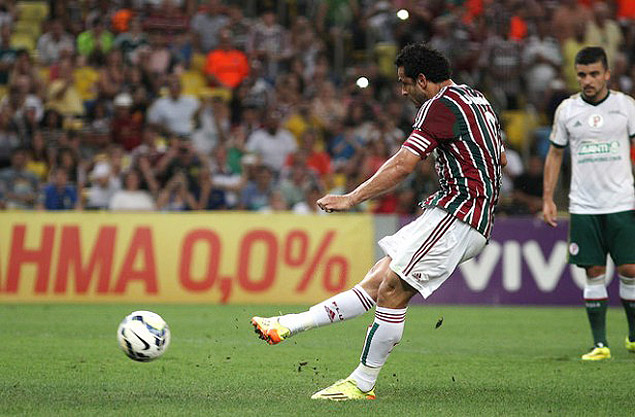 Atacante Fred bate pnalti e faz segundo gol em jogo contra o Palmeiras, no Maracan