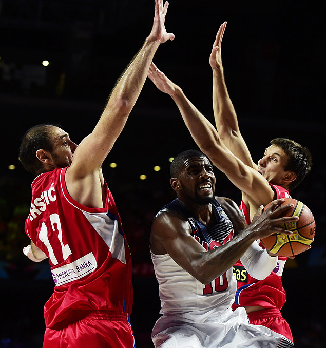 Kyrie Irving passa por marcadores srvios na final da Copa do Mundo de basquete, em Madri