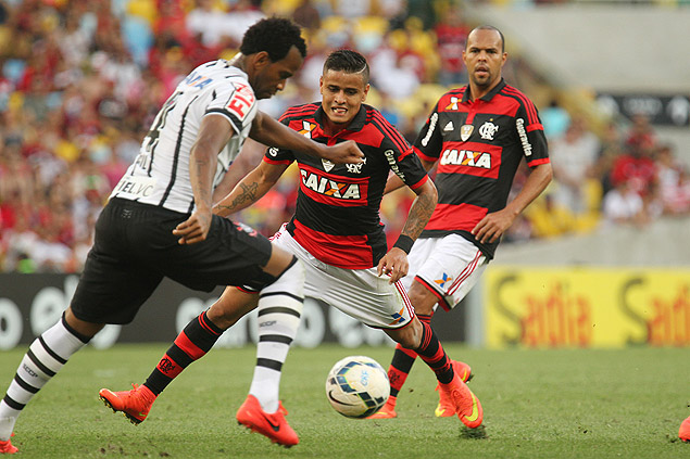 Gil tenta se livrar da marcao em jogo contra o Flamengo