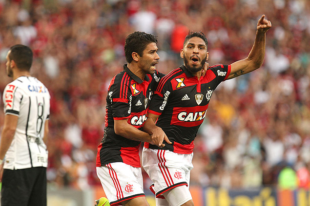 Eduardo da Silva comemora com Wallace (dir.) gol da vitria do Flamengo sobre Corinthians