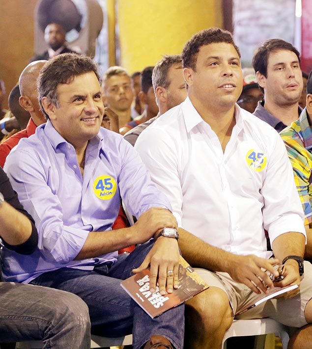 O ex-jogador Ronaldo durante ato de campanha do candidato  Presidncia Acio Neves (PSDB)