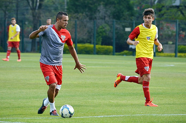 Luis Fabiano participa de jogo-treino contra time sub-20 do So Paulo
