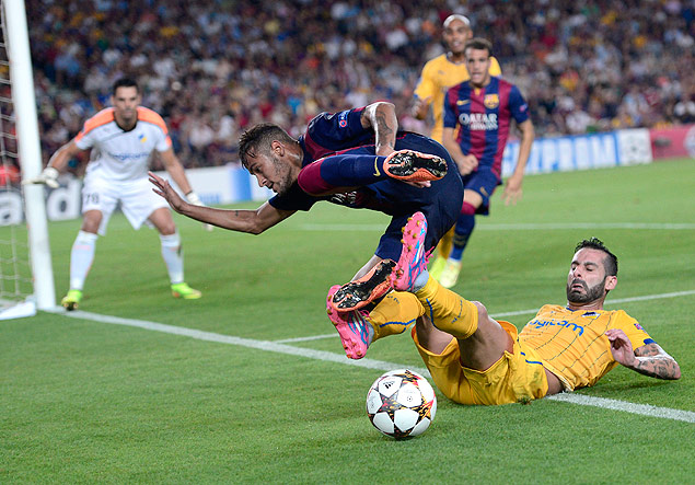 Neymar leva carrinho durante vitria do Barcelona nesta quarta (17)