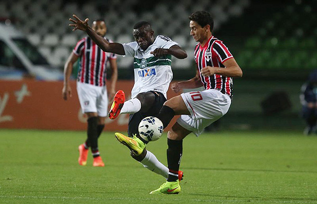 Ganso (dir.) disputa bola durante jogo entre Coritiba x So Paulo