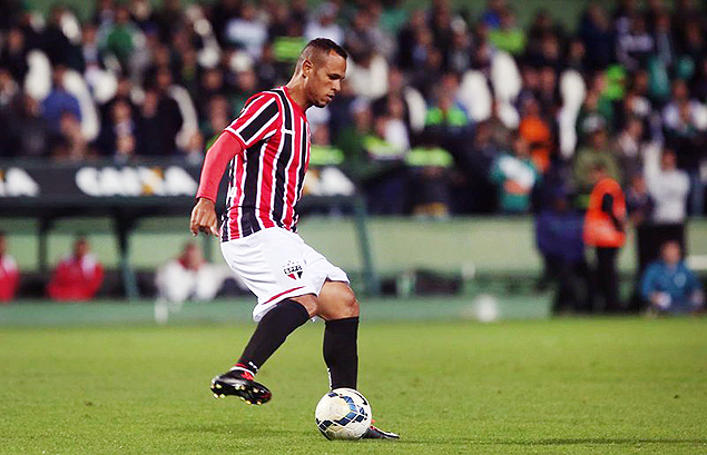 O atacante Luis Fabiano durante partida contra o Coritiba