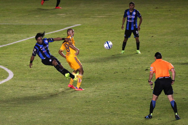 Ronaldinho divide bola durante jogo entre Quertaro e Tigres