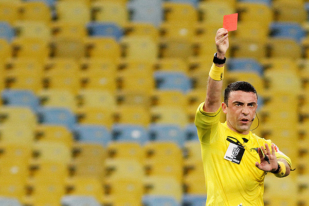 O rbitro Igor Junio Benevenuto mostra o carto vermelho para o atacante Emerson, do Botafogo