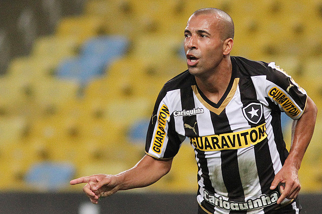 O atacante Emerson Sheik comemora um gol pelo Botafogo