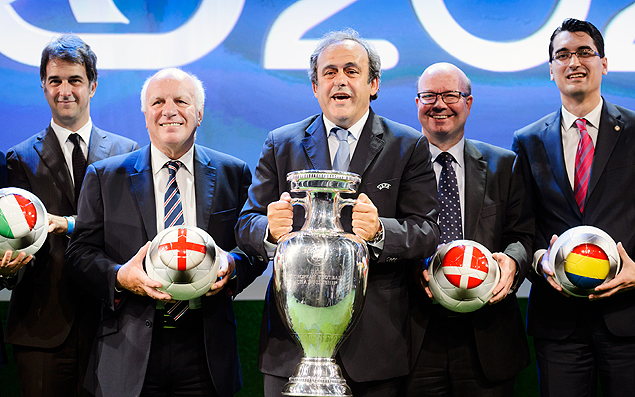 O presidente da Uefa, Michel Platini (centro), apresenta as sedes da Uefa-2020