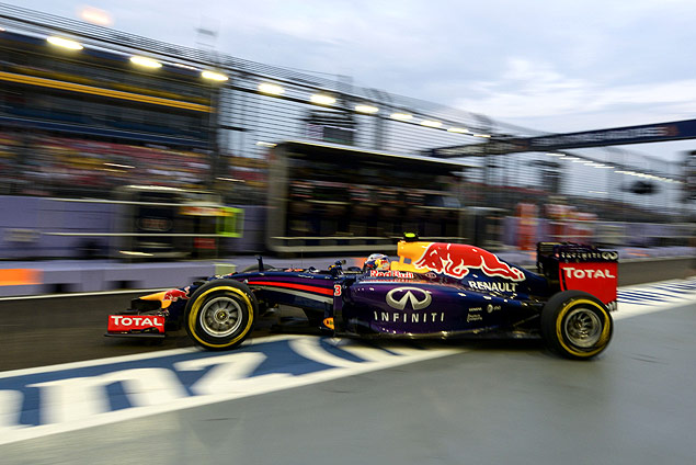 O australiano Daniel Ricciardo deixa os boxes para um treino em Cingapura