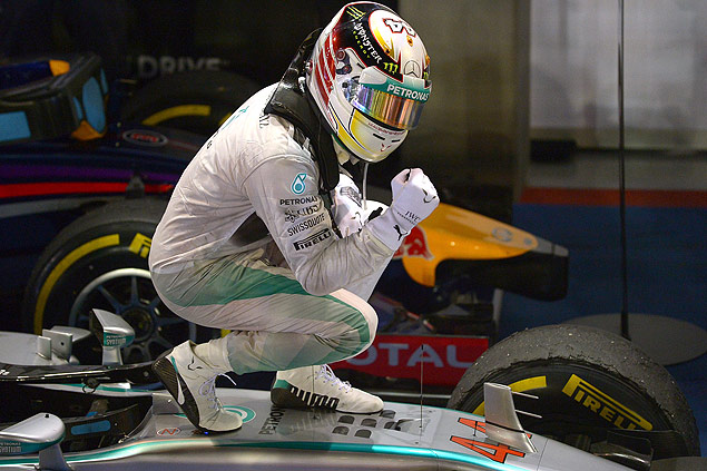 O piloto inglês da Mercedes Lewis Hamilton comemora vitória no GP de Cingapura neste domingo