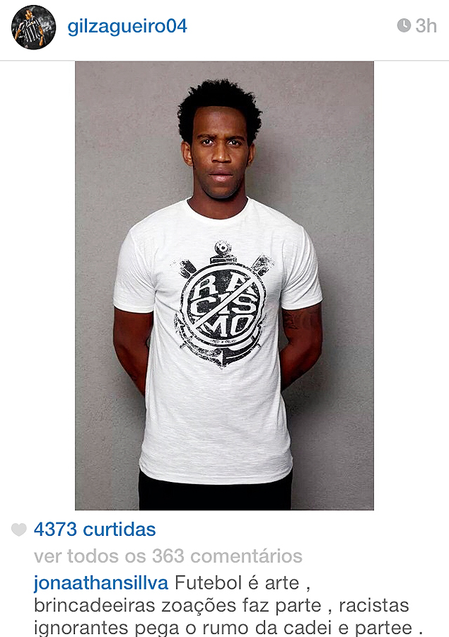 Zagueiro do Corinthians, Gil posa com camiseta contra o racisno