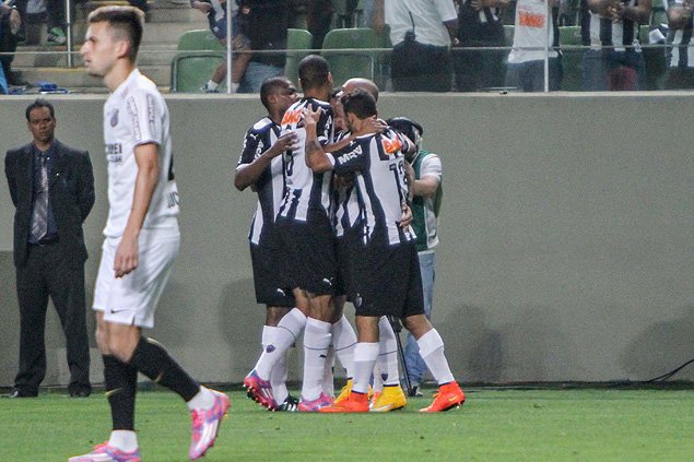 Jogadores do Atltico-MG comemoram gol marcado sobre o Santos