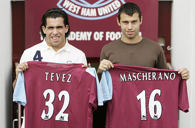 Tevez e Mascherano durante apresenta��o no West Ham, em 2006