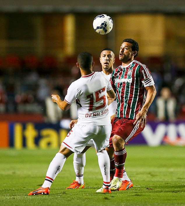 Fred, do Fluminense, disputa bola com Denilson, do So Paulo
