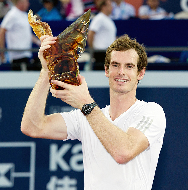 O britnico Andy Murray comemora o ttulo do torneio de Shenzen, na China