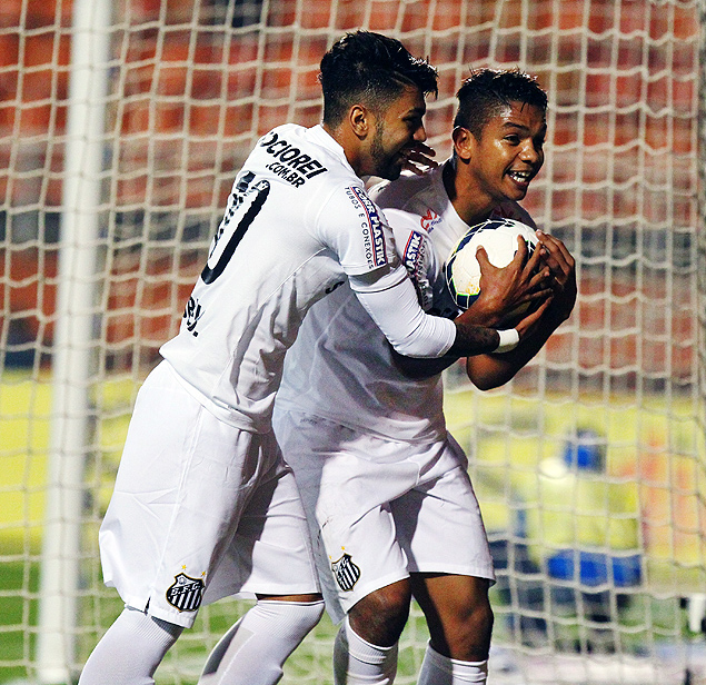 David Braz e Gabriel comemoram um dos dois gols sobre o Gois, no Pacaembu