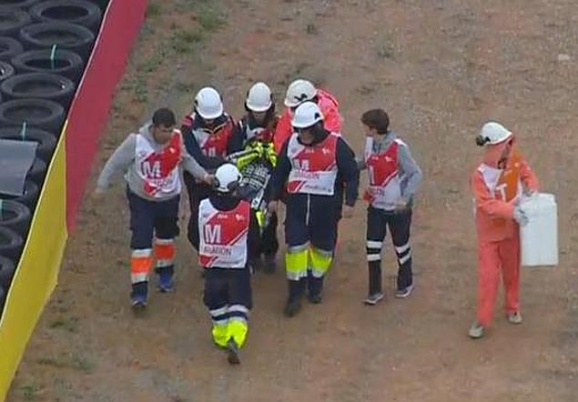 Valentino Rossi  levado em maca aps acidente