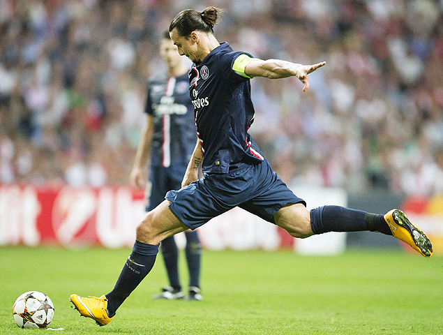 O atacante sueco Zlatan Ibrahimovic finaliza durante uma partida do Paris Saint-Germain