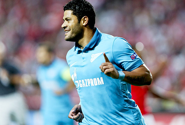 O atacante Hulk comemora um gol pelo Zenit
