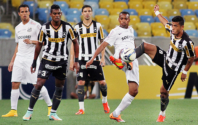 Robinho disputa bola durante jogo entre Santos e Botafogo