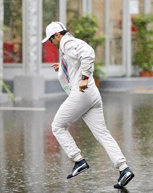 Massa corre para fugir da chuva no circuito de Suzuka, no Japo