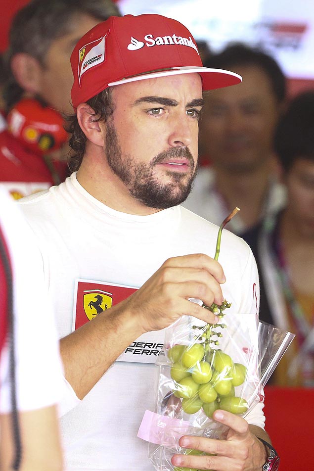 Alonso come uma box da Ferrari antes dos treinos livres