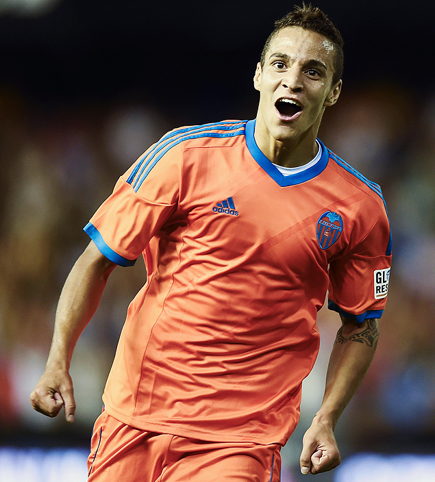 Rodrigo Moreno comemora gol marcado pelo Valencia, na Espanha