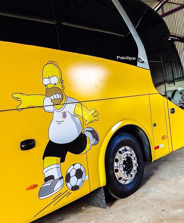 Onibus do Corinthians recebe pintura com Os Simpsons