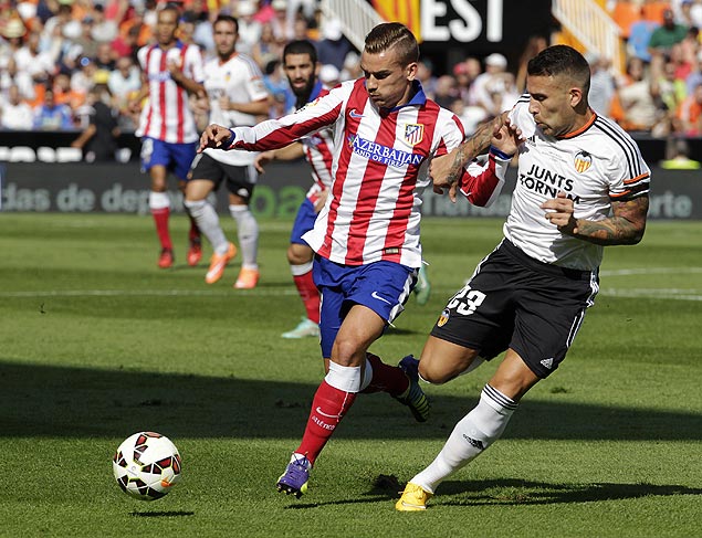 Griezmann (esq.) em ação pelo Atlético de Madri