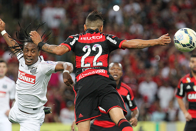 Arouca (esq.) disputa bola com Everton, do Flamengo 