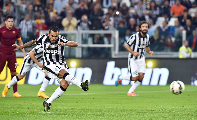O argentino Tevez cobra pnalti em vitria da Juventus sobre a Roma