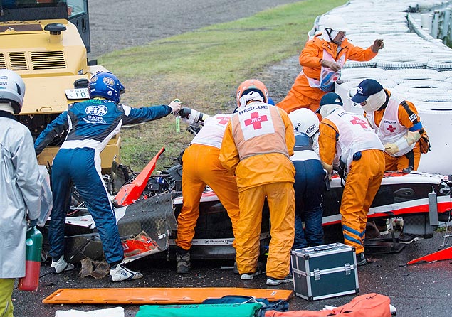 Paramdicos atendem Jules Bianchi aps seu carro chocar-se com trator no GP do Japo